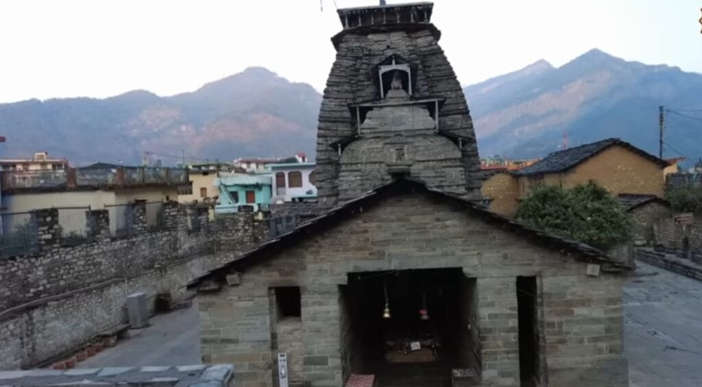 भगवान शिव का पुरानी नागर शैली द्वारा बना हुआ गोपीनाथ मंदिर।
