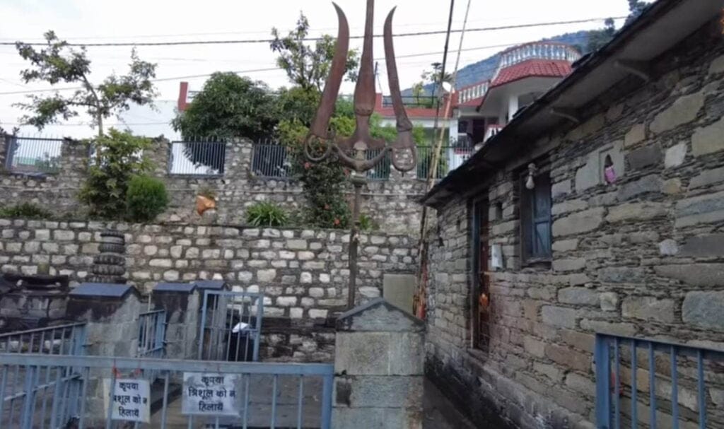 भगवान शिव का अष्ट धातु का बना हुआ त्रिशूल जिसे पुरातत्व विभाग के लोग विजय स्तम्भ मानते हैं और श्रद्धालुओं और पुजारी द्वारा इसे भगवान शिव का बताया जाता है। जिससे भगवान शिव ने कामदेव को भस्म किया था।