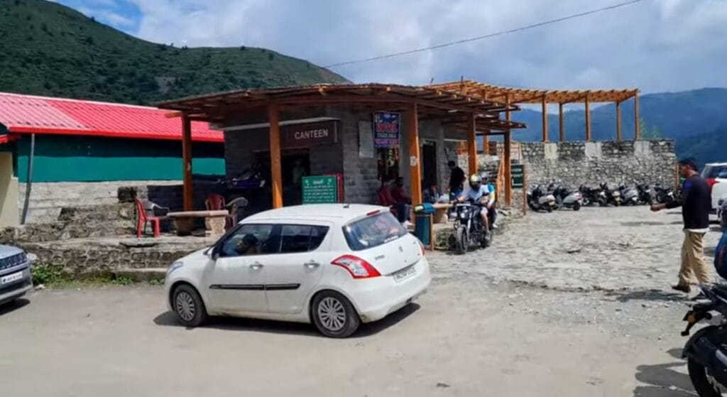 टाइगर फाल्स का चेक पोस्ट जहाँ से टाइगर फॉल के लिए टिकट दिया जाता है।