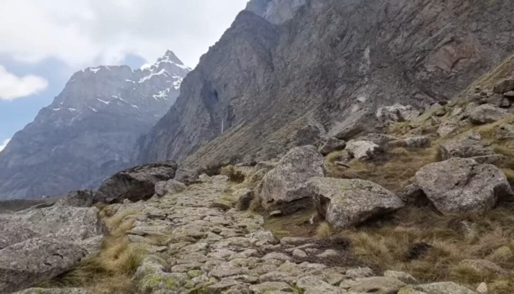 कच्चा और पथरीला रास्ता जो वसुधारा वॉटरफॉल के लिए जाता है।
