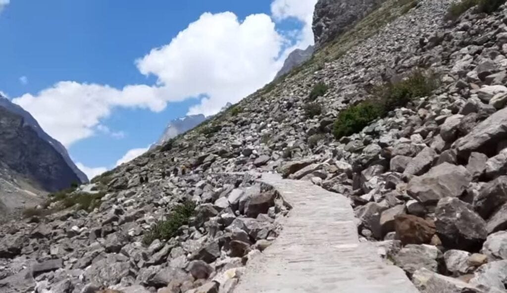 पक्का और पत्थरो द्वारा बनाया गया स्वर्गारोहिणी मार्ग जिसके बीच में वसुधारा वॉटरफॉल भी पड़ता है।