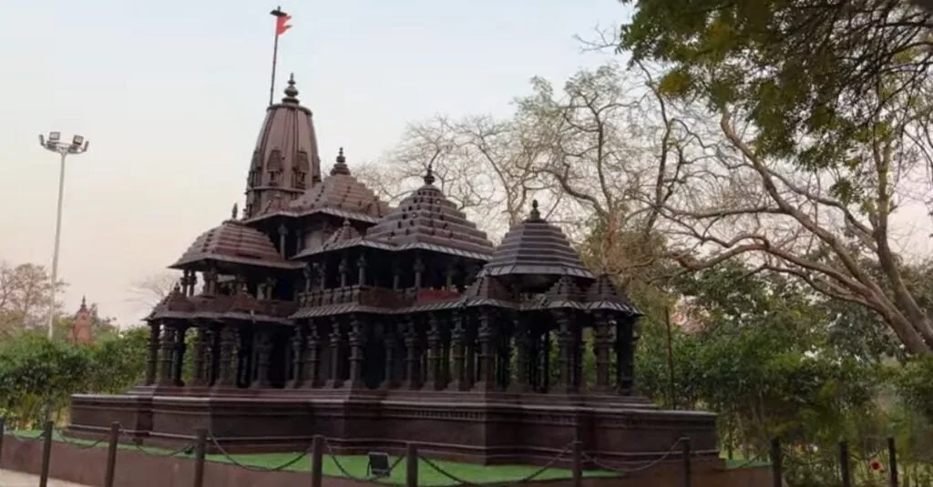 अयोध्या के राम मंदिर का स्वरुप जिसे यूपी दर्शन पार्क में वेस्ट मटेरियल द्वारा बनाया गया है।