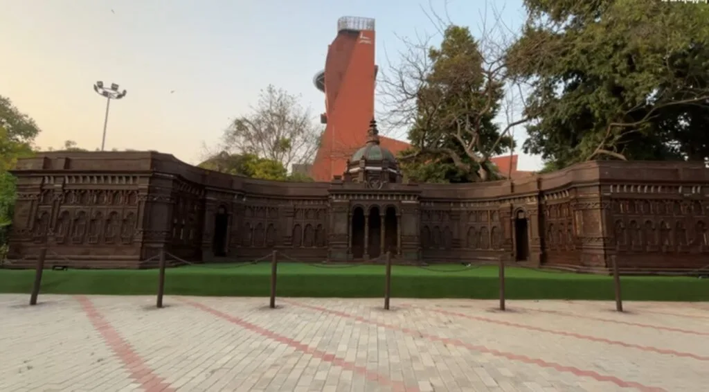 लखनऊ विधान भवन की इमारत जिसे यूपी दर्शन पार्क में वेस्ट मटेरियल से बनाया गया है।