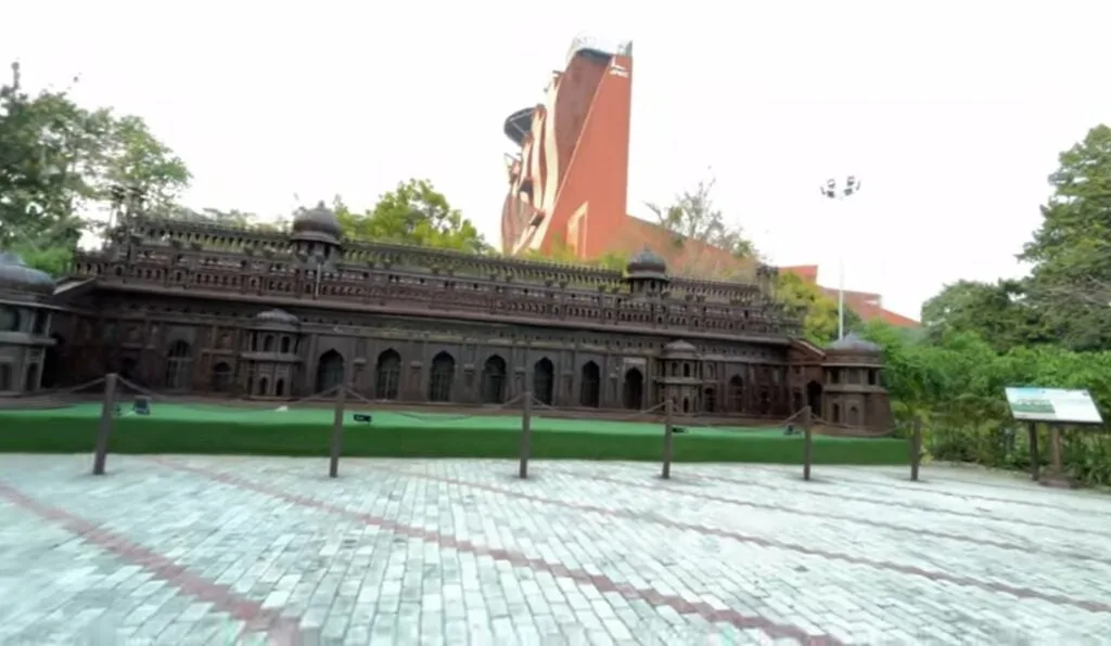 लखनऊ का बड़ा इमामबाड़ा जिसे यूपी दर्शन पार्क में बनाया गया है।