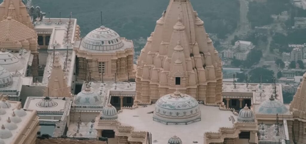गिरनार पर्वत पर बना हुआ भगवान नेमिनाथ का मंदिर।
